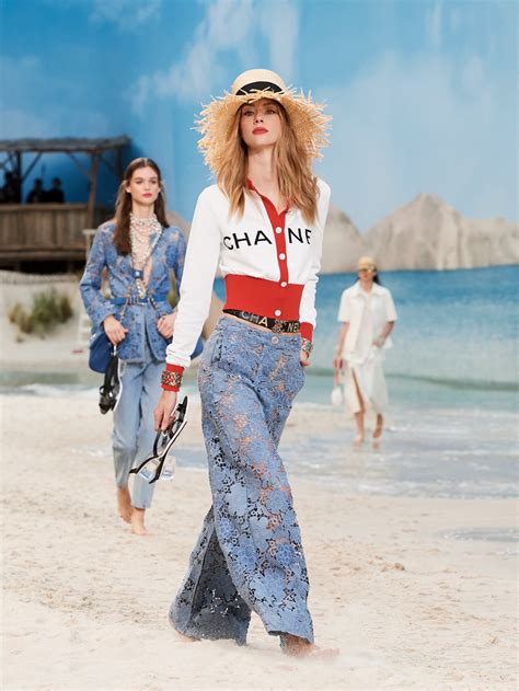 chanel sfilata spiaggia|Chanel: la sfilata primavera estate 2019 sulla spiaggia .